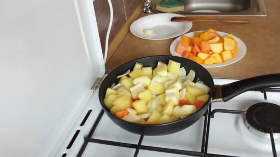 Обжарьте картофель, морковь и лук