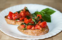 Классическая итальянская брускетта с помидорами и базиликом