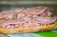 Сытный бутерброд с квашеной капустой и ветчиной