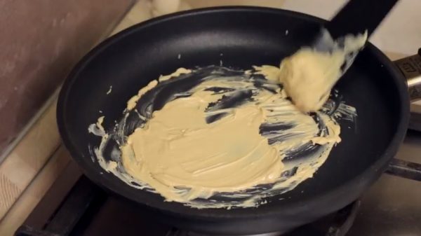 Карамелизированный шоколад на сковороде