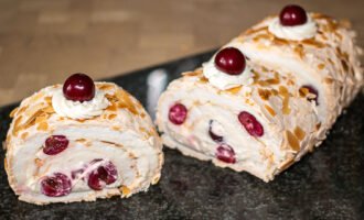 Меренговый рулет с вишней