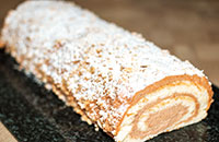 Нежный бисквитный рулет с шоколадным кремом